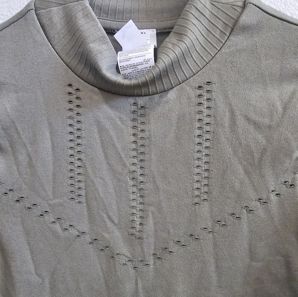 Old Navy seamless crop long sleeved performance top olive size medium NWT - Picture 3 of 5